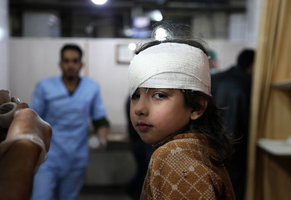 طفلة سورية تتلقى العلاج في مستشفى كفر بطنا بالغوطة (أ ف ب)