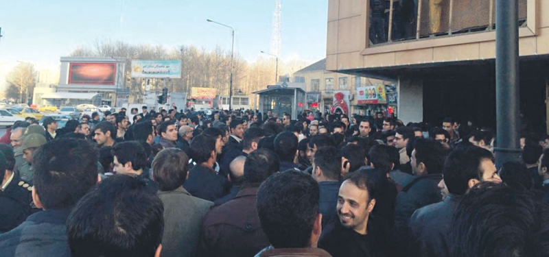 آلاف الإيرانيين خرجوا أمس في عدد من المدن احتجاجا على البطالة والفقر وهتفوا بالموت للمرشد ورئيس النظام (اليوم)