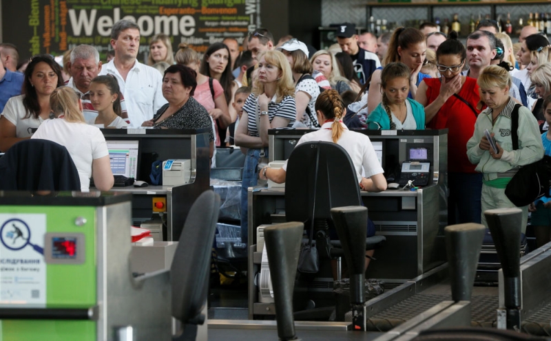 الهجمات ادت إلى تعطيل المسافرين وتكدس مطار كييف (وكالات) 