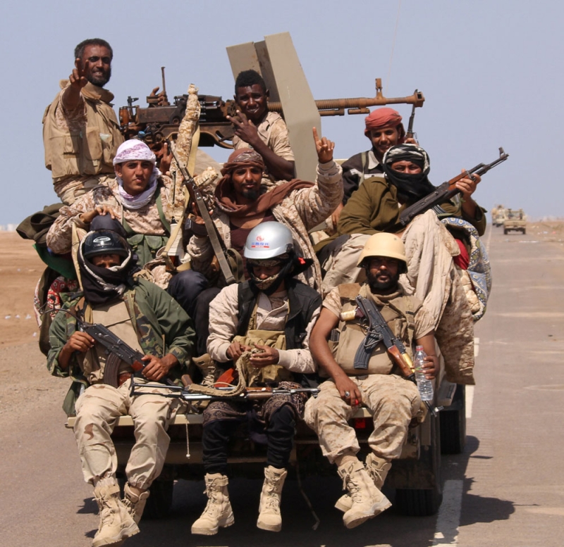 القوات اليمنية تشير بعلامة النصر أثناء مشاركتها بمعارك الرمح الذهبي (رويترز)