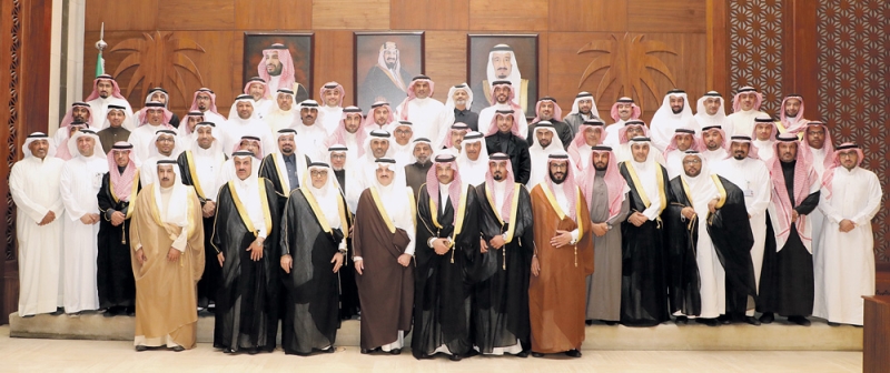 الأمير سعود بن نايف يتوسط رئيس وأعضاء الإدارة العامة لشؤون الزراعة (اليوم)