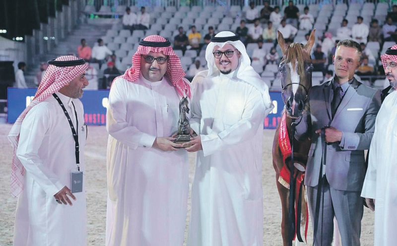 الأمير عبدالعزيز بن أحمد بن عبدالعزيز يتوج أحد أصحاب الخيول الفائزة (اليوم)
