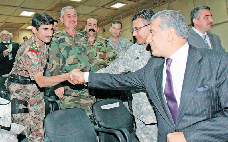 زلماي خليل زادة يلتقي ضابطا بالجيش العراقي في بغداد عام 2006 