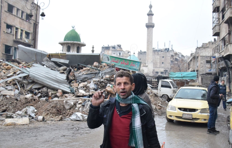 مدنيو حي «الكلاسة» بحلب لحظة مغادرتهم منازلهم التي دمرتها الطائرات
