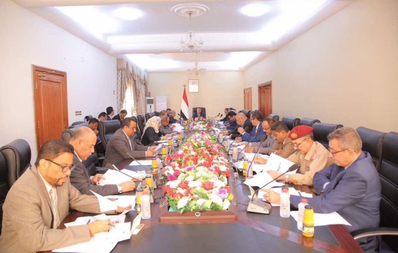 رئيس الوزراء اليمني خلال ترؤسه اجتماع مجلس الوزراء في عدن (سبأ) 
