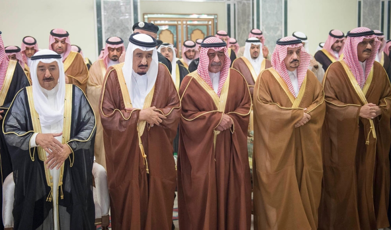 خادم الحرمين الشريفين يؤدي في المسجد الحرام صلاة الميت على الأمير سعود الفيصل رحمه الله