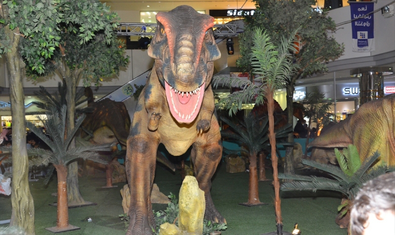 عروض مجسمة ومتنوعة للديناصورات