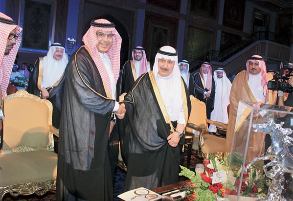 الأمير فهد بن عبدالله يتوسط مندوبي الخطوط السعودية والملحم والجاسر بجواره