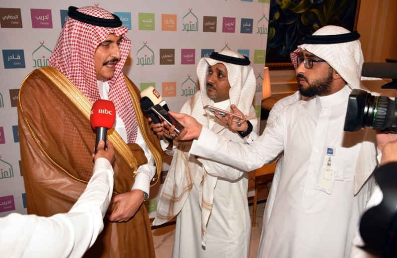 الأمير محمد بن فهد خلال حديثه مع الصحفيين 