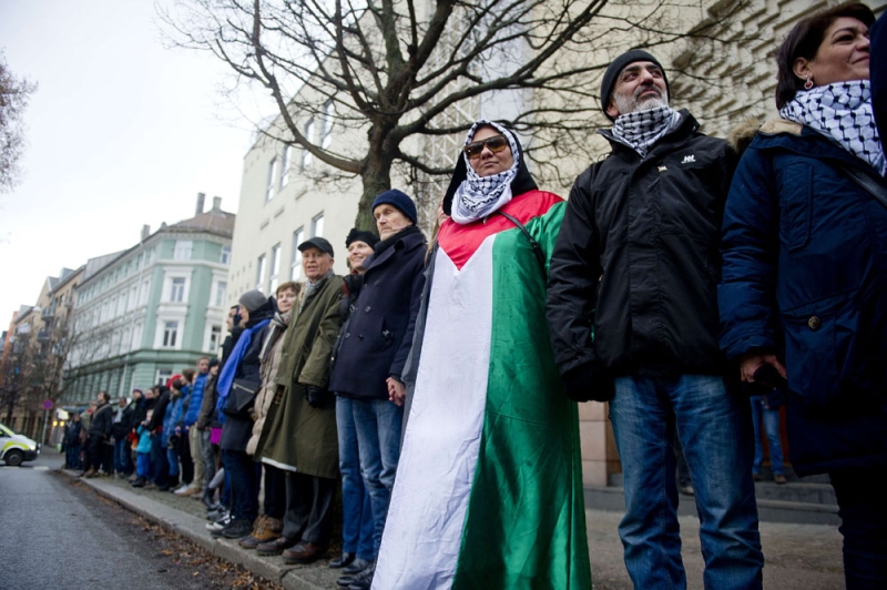 سلسلة بشرية حول مسجد بالنرويج للدعوة الى التسامح