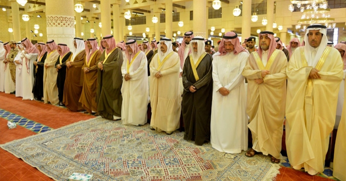 الأمير فيصل بن بندر يؤدي صلاة الميت على الأمير عبدالله بن فهد الفيصل الفرحان آل سعود 