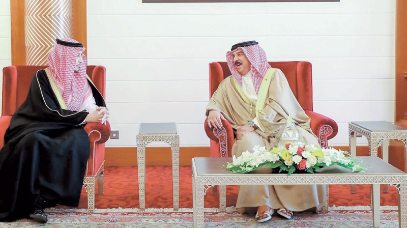 ملك البحرين خلال لقائه مع نائب أمير المنطقة الشرقية (اليوم) 