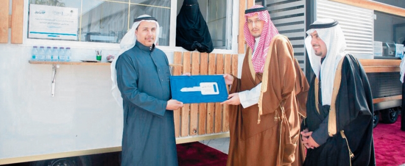 الأمير أحمد بن فهد يسلم مفتاح عربة متنقلة لأحد المستفيدين من المشروع (اليوم)