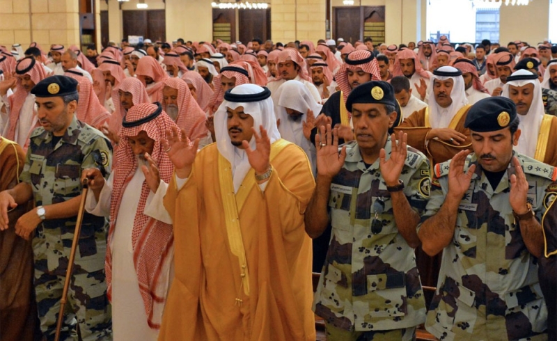 نائب أمير الرياض يؤدي صلاة الميت على شهيد الواجب الشيباني