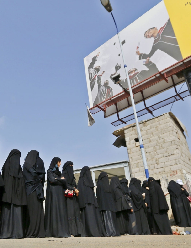 وقفة احتجاجية لنساء يمنيات أمام مبني الأمم المتحدة في صنعاء (رويترز)