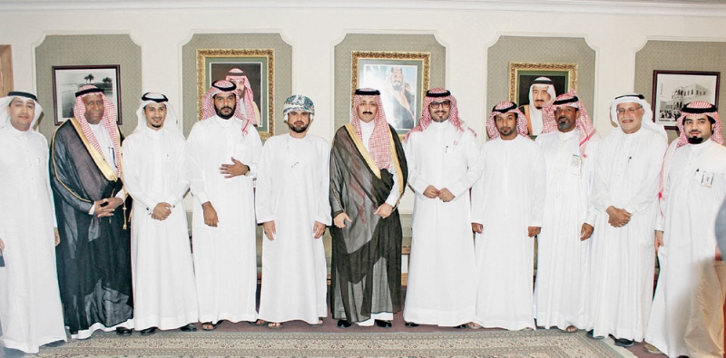 الأمير بدر يتوسط الرحالة وأعضاء إدارة السياحة (تصوير: عماد المحيسن)