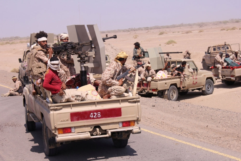 الجيش الوطني يواصل تقدمه بكل الجبهات في مقابل انهيارات متلاحقة بصفوف الحوثيين (رويترز)