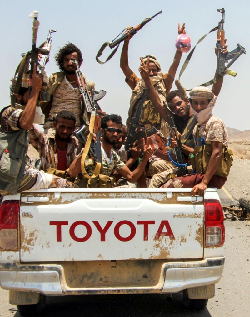 عناصر للجيش اليمني تحتفل بالانتصارات الأخيرة على الانقلابيين (أ ف ب)