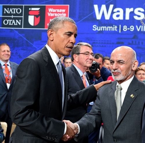 الرئيس الأفغاني يصافح الرئيس الأمريكي