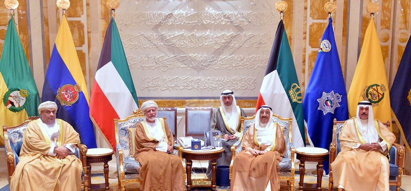 أمير الكويت يلتقي وزير الشؤون الخارجية في سلطنة عمان 