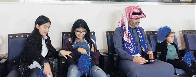 الأمير الوليد بن طلال وعدد من أحفاده حضروا اللقاء (اليوم)