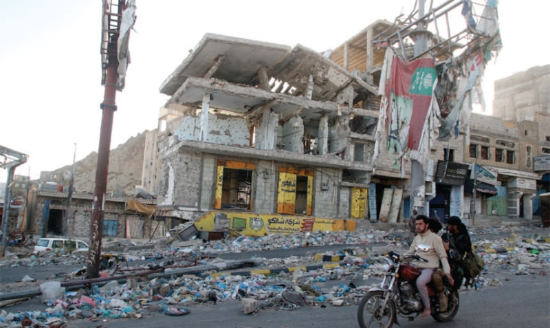 مبان مدمرة في تعز نتيجة قصف الانقلابيين