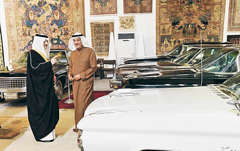 الأمير سعود بن نايف يطلع على محتويات المتحف (اليوم)