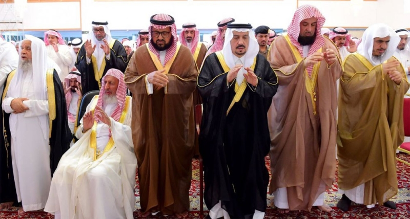 أمير الرياض يؤدي صلاة الميت على الشيخ السدلان - رحمه الله - 