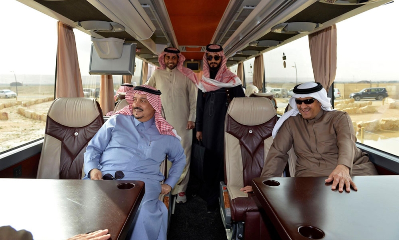 أمير الرياض ورئيس هيئة السياحة خلال جولة تفقدية بمتنزه الثمامة (واس)