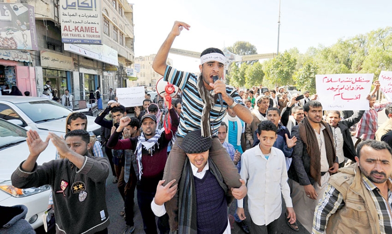 مئات اليمنيين يطالبون بخروج الميليشيات المسلحة من كافة المدن