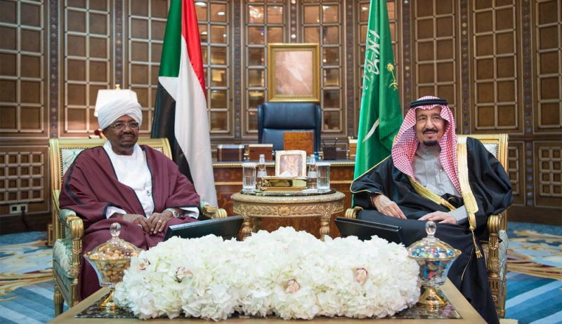 خادم الحرمين الشريفين يعقد جلسة مباحثات مع الرئيس السوداني

