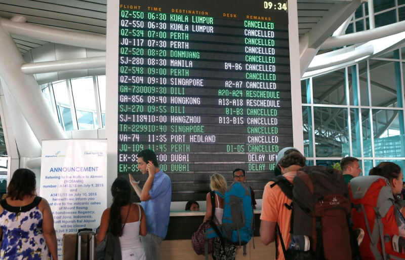 إعادة فتح مطار 'بالي' بإندونيسيا بعد ثورة بركان