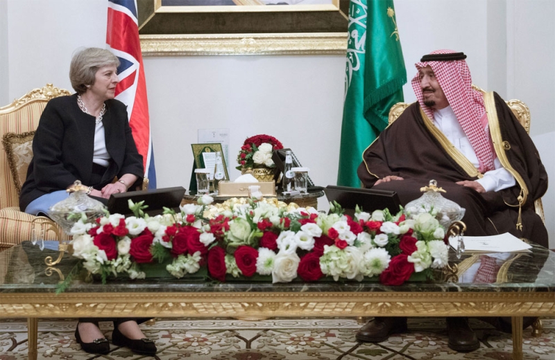 خادم الحرمين الشريفين ورئيسة وزراء بريطانيا تيريزا ماي خلال لقاء سابق