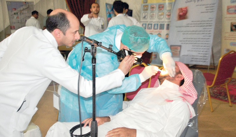 استشاريون في طب الأسنان يشاركون في علاج الجنود البواسل على الحد الجنوبية