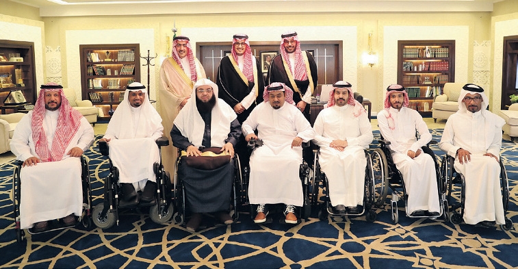 الأمير أحمد بن فهد بن سلمان يتوسط رئيس مجلس إدارة «سواعد» والأعضاء (اليوم)