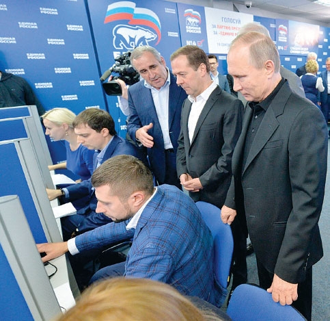 بوتين وميدفيديف في مقر الحملة الانتخابية للحزب