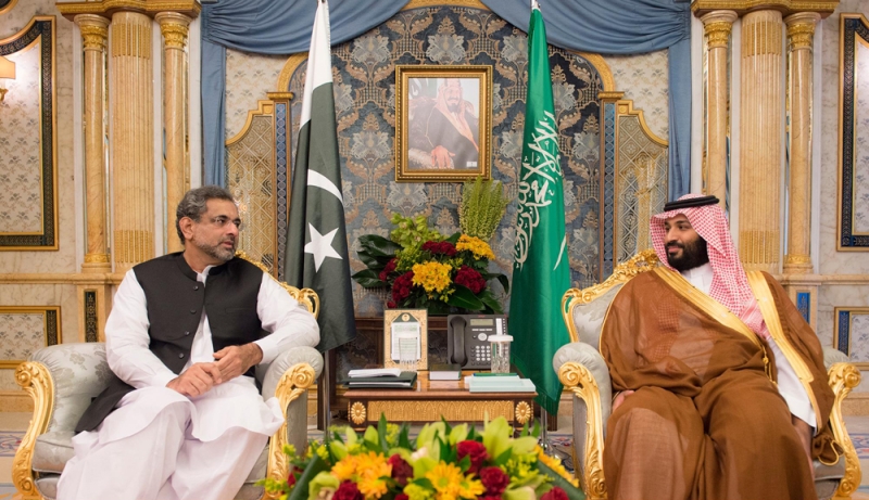 نائب خادم الحرمين الشريفين يلتقي رئيس وزراء باكستان