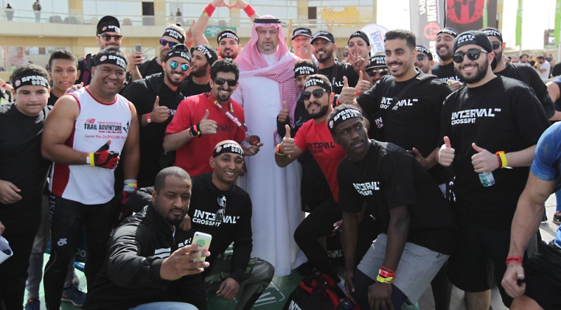 الأمير عبدالله بن مساعد يتوسط المشاركين في السباق الأول بالرياض (اليوم) 