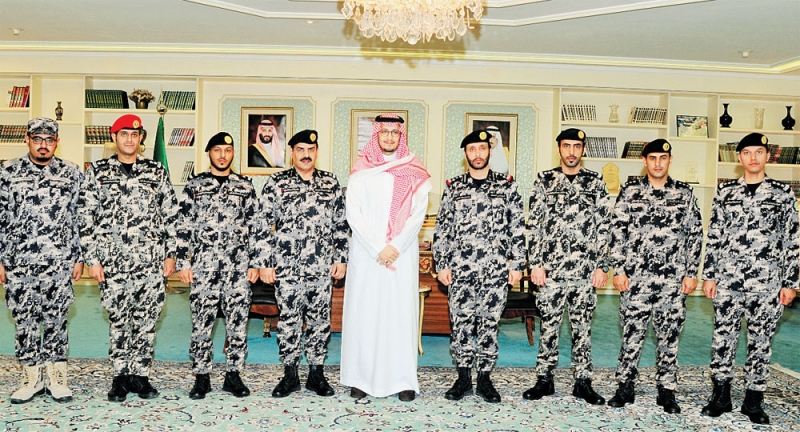 الأمير أحمد بن فهد بن سلمان يتوسط قائد ومنسوبي قوة أمن المنشآت (اليوم)