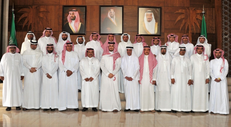 الأمير أحمد بن فهد يتوسط مسؤولي الصحف ووسائل الإعلام بالمنطقة (اليوم)