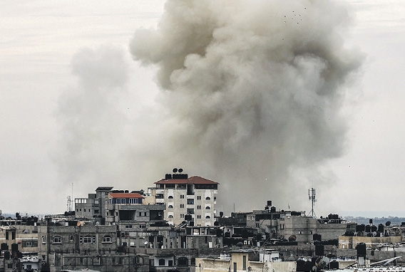ارتفاع الدخان عقب انفجار غرب قطاع غزة (أ.ف.ب)