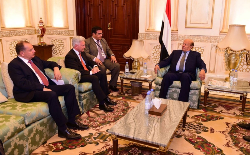 الرئيس اليمني يلتقي المبعوث البريطاني الخاص إلى اليمن