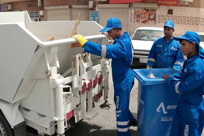 عمال النظافة باشروا عملهم بالزي الأزرق الجديد
