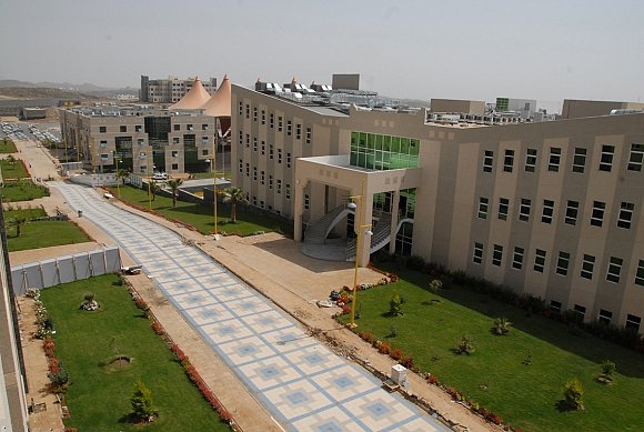 مبنى الجامعة