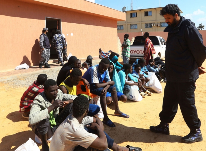مهاجرون أفارقة غرق قاربهم قبالة السواحل الليبية (AFP) 