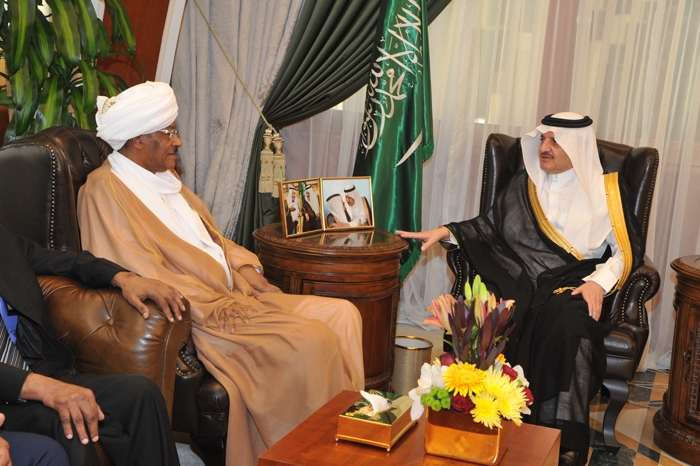 الأمير سعود بن نايف مستقبلًا السفير السوداني