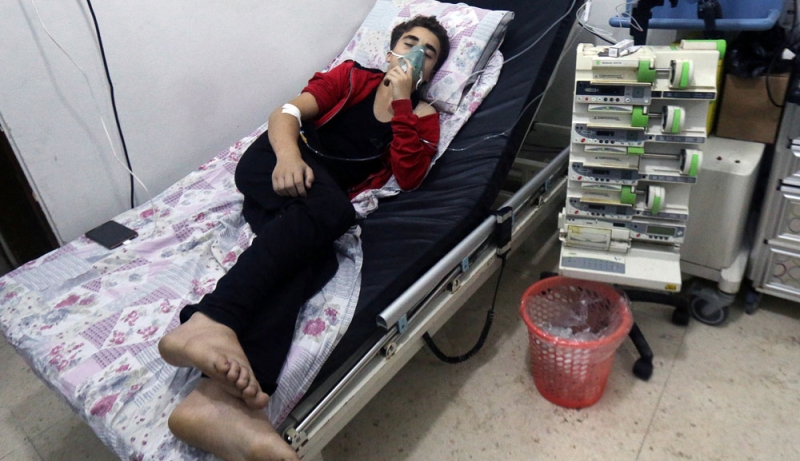 سوري أصابه غاز كلور أسقط مع البراميل المتفجرة بأحد أحياء حلب