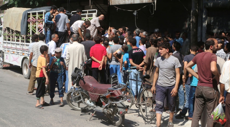 مواطنون يشترون منتجات طازجة في حلب