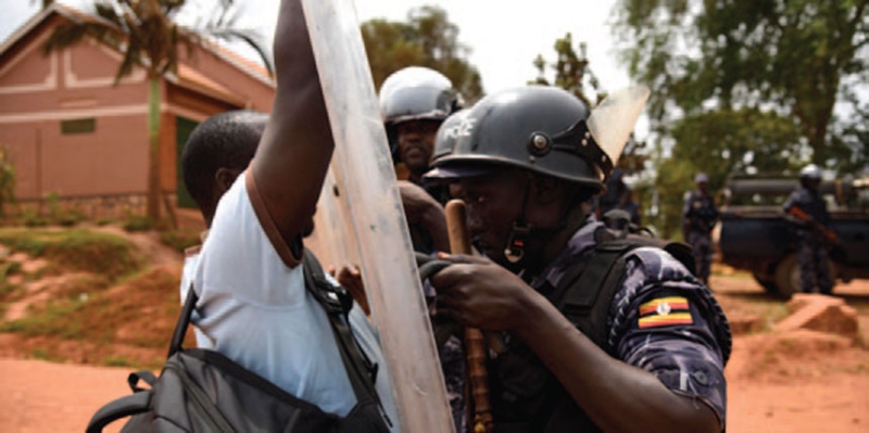محتج معارض للرئيس يحاول إزاحة الشرطة عن طريقه