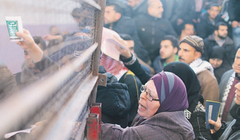 فلسطينيون يتدافعون للعبور من معبر رفح